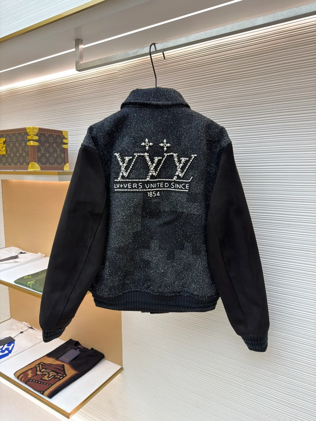 LOUIS VUITTON Genuine leather beaded flocking checkerboard baseball jacket ●Original version: 51000 purchase and development ●Item number: 1681012-i25 ●Fabric: denim flocked bouclé material ●Technology: embroidery ●Version: fitted version ●Weight: about 1795 grams ●Size: 46-48-50-52 ●Description: Made of denim bouclé, the body is embellished with a jacquard logo, while nubuck sheepskin is used on the sleeves and pockets, adding a soft touch. The body is also cleverly integrated with the Damoflage pattern, and the logo patch decorated with rhinestones and resin beads complements the bright pearlescent buttons, showing a dazzling style. The refined craftsmanship and elegant tailoring of this style are evident in the styled collar, striped ribbed hem and cuffs, and fully lined and pearlized snap placket at the front. The overall wiring is straight and delicate, the fabric is comfortable and soft, and the color is consistent without color difference. It can be matched with the same style to create a fashionable look and control various occasions. Customized accessories, complete with three standards, same style for men and women!